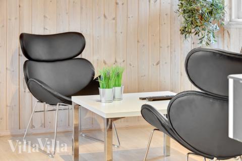 Die Couch im Luxusferienhaus Nr. 280 in Südjütland lädt zu Gesellschaftsspielen oder zu Kinoabenden ein.