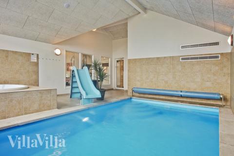 Das hauseigene Schwimmparadies mit 18 m2 großem Swimmingpool, Whirlpool und Sauna sorgt für stundenlangen Badespaß