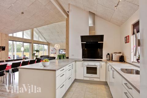 Die Küche ist geräumig und mit dem Aufenthaltsraum verbunden, so dass auch während des Kochens nicht aufs gemütliche Beisammensein verzichtet werden muss