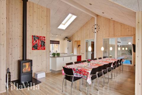 Der zentrale Aufenthaltsraum ist der natürliche Sammelpunkt des Hauses. Hier gibt es Speiseplätze und Sofagruppen. Der Poolbereich kann von hier aus eingesehen werden