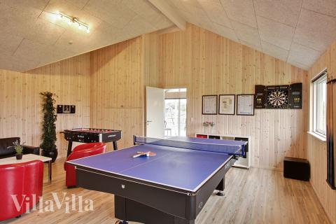 Gute Unterhaltung ist in diesem Luxushaus garantiert – es gibt einen voll ausgestatteten Aktivitätenraum mit Billard, Tischtennis und Dart