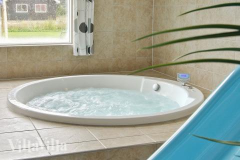 Der geräumige Whirlpool für 4-6 Personen lädt zu Entspannung und Wellness ein