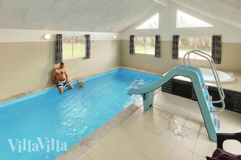 Im einladenden Poolraum genießen Sie den Badegang im 18 m2 großen Pool mit Wasserrutsche. Zudem sorgt ein Schwimmtrainer für ein bisschen extra Kondition und Spaß