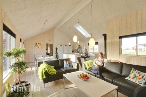 In der Mehrzweckküche des Hauses finden Sie eine gemütliche Einrichtung mit bequemen Möbeln, einem Kaminofen und Essplätzen