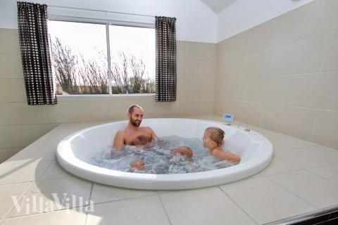 Lust auf Entspannung? Springen Sie in den Whirlpool (4-6 Personen) und schwitzen Sie sich danach in der Sauna fit