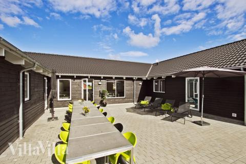 Auf der großen Terrasse können die Sommertage in guten Gartenmöbeln genossen werden, während sich die Kinder beim Spielen auf dem Rasen oder in der Sandkiste vergnügen