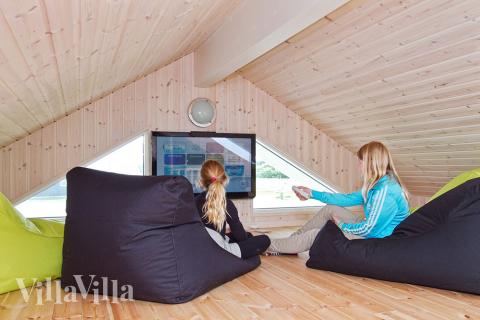 Der Dachgiebel ist das Mekka für Kinder und Jugendliche, die hier einen Flachbild-TV mit DVD-Spieler, Boxmatratzen und Sacksitze vorfinden