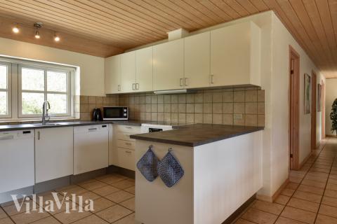 Die geräumige Küche des Hauses bietet große Arbeitsflächen. Die moderne Einrichtung lädt zu großen kulinarischen Veranstaltungen ein