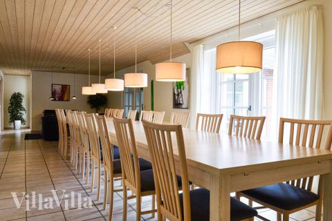 An der langen Tafel im Speisezimmer ist Platz für bis zu 24 Personen