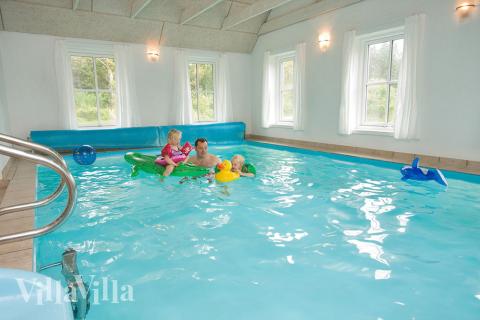 Der Poolbereich ist gut ausgestattet und bietet u.a. einen 25 m2 großen Swimmingpool mit Gegenstromanlage, Wasserrutsche und Kinderbecken