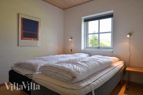 Die Schlafzimmer sind schön mit Einzel- oder Doppelbetten sowie Schränken eingerichtet