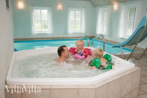 Nach einem Spaziergang an der frischen Nordseeluft darf sich im Einbau-Whirlpool herrlich entspannt werden