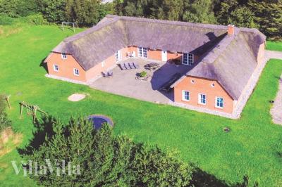 Der für die Umgebung typische Klitgaardsstil zeigt sich deutlich in diesem großen Luxuspoolhaus für 24 Personen