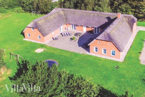 Der für die Umgebung typische Klitgaardsstil zeigt sich deutlich in diesem großen Luxuspoolhaus für 24 Personen