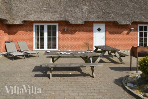 Die dänische Sommer kann auf der schönen Terrasse genossen werden