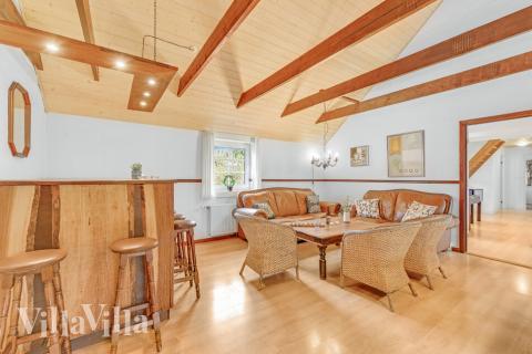 Der Aktivitätenraum ist mit einer Bar und einem Kühlschrank ausgestattet, so dass man sich Drinks mischen kann, während die Spieler angefeuert werden