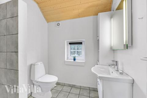 Eines der Badezimmer im Luxusferienhaus Nr. 145