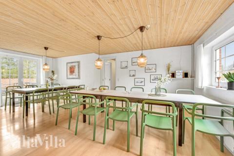 Der große, lichtdurchflutete Aufenthaltsraum im Luxusferienhaus Nr. 145 für 22.