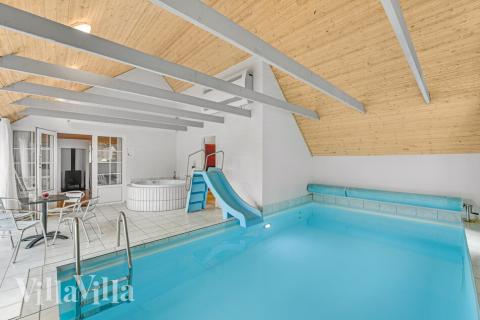 Das Ferienhaus 145 hat einen schicken Poolbereich mit Wasserrutsche, einem geräumigen, eingelassenen Whirlpool und einer Sauna.