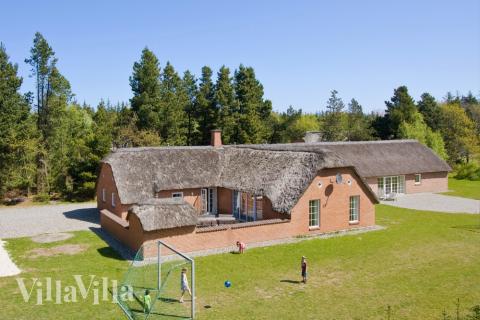 Dieses schöne Poolhaus Nr. 145 mit Platz für 22 Personen liegt in Westjütland