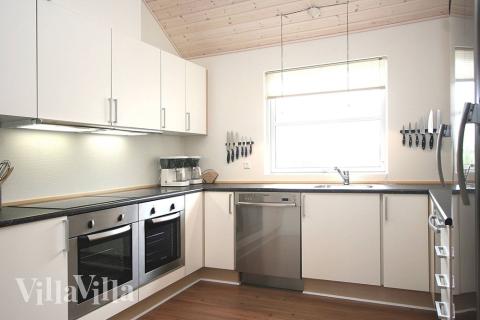 Die Küche bietet alles, was man sich wünscht: Gefrierschrank, Mikrowelle, 2 Spülmaschinen, 2 Elektroherde und 2 Kühlschränke