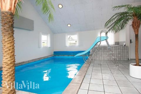 Das Ferienhaus 168 hat einen schicken Poolbereich mit Wasserrutsche, einem geräumigen, eingelassenen Whirlpool und einer Sauna.