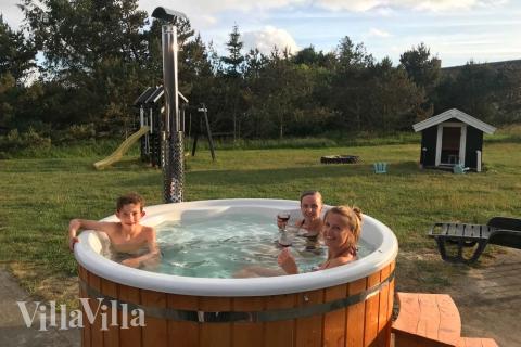 Zu dem attraktiven Ferienhaus Nr. 168 in Westjütland gehört auch ein tolles Angebot im Außenbereich, z. B. Spieleturm und Schaukeln