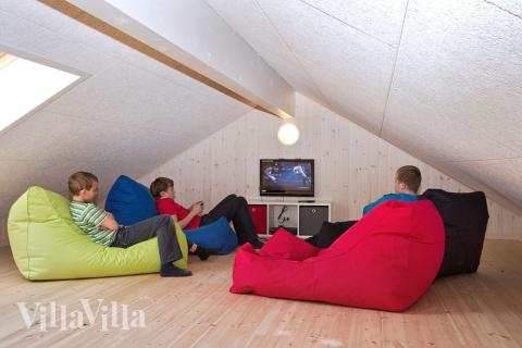 Kinder und Jugendliche können sich in den Dachgiebel zurückziehen, der mit coolen Sitzsäcken und einem Flachbild-Fernseher mit DVD ausgestattet ist