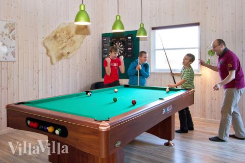 Im Billardrau werden Billard/Pool und Dart gespielt, während die Zuschauer Drinks in der Bar mixen