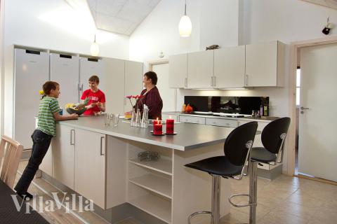 Die Küche ist gut eingerichtet, so dass alles vorhanden ist, was man zum Kochen im Urlaub benötigt. An der Waschinsel ist genügend Platz für Helfer und Topfgucker