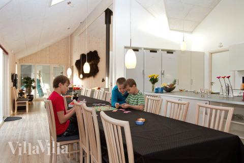 Der große Aufenthaltsraum befindet sich an zentraler Stelle des Hauses und ist mit einer geräumigen Küche, Speiseplätzen und Sofagruppen ausgestattet