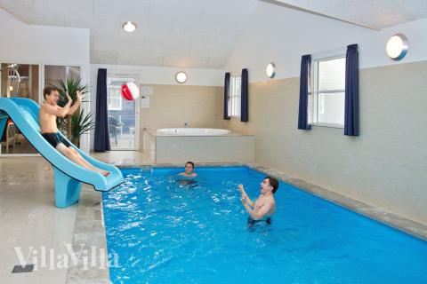 Das Hauseigene Badeland mit großem Swimmingpool (inkl. Wasserrutsche), Whirlpool und Sauna ist ein Paradies für große und kleine Wasserfreunde