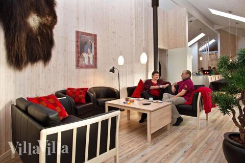 Die Sofagruppe ist mit einem Flachbild-TV, DVD, komfortablen Möbeln und einem Kaminofen ausgestattet. Letzterer versorgt das Zimmer mit zusätzlicher Wärme und Gemütlichkeit an kalten Abenden