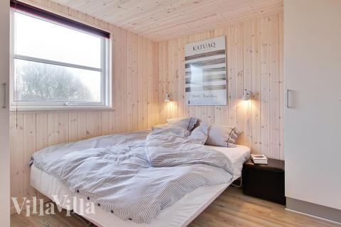 Die Schlafzimmer sind hell eingerichtet und verfügen über Doppel- oder Einzelbetten sowie Einbauschränke