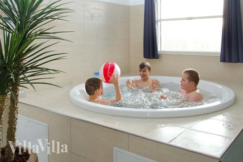 Nach einer Schwimmtour im Pool mit Gegenstromanlage, kann man sich im eingebauten Whirlpool oder Sauna entspannen