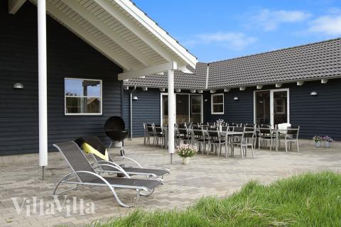Auf der Terrasse können Sie den dänischen Sommer genießen – z.B. bei einem ausgiebigen Sonnenbad oder einem Grillabend mit Freunden und Familie