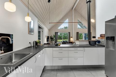 In der zentral befindlichen Küche gibt es einen amerikanischen Kühlschrank, und jeweils zwei Öfen, Spülmaschinen und Herdplatten