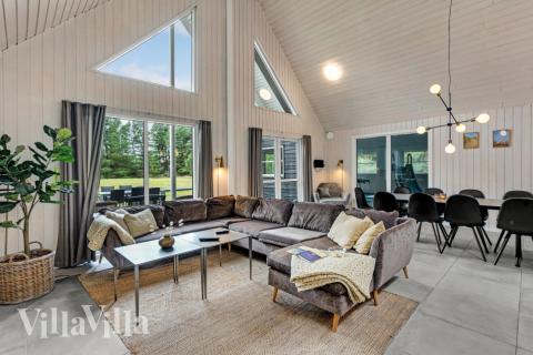 In der Sofagruppe mit Kaminofen machen Sie es sich mit einem guten Buch gemütlich, spielen ein Gesellschaftsspiel oder genießen einen spannenden Film auf dem Flachbild-Fernseher