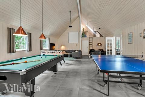 Wer in seinen Ferien auf der Suche nach Aktivitäten ist, findet in diesem Luxussommerhaus ein reichhaltiges Angebot. Der imposante Aktivitätenraum lädt zu stundenlangem Schlagabtausch u.a. bei Billard, Airhockey, Kicker, Dart und Tischtennis ein