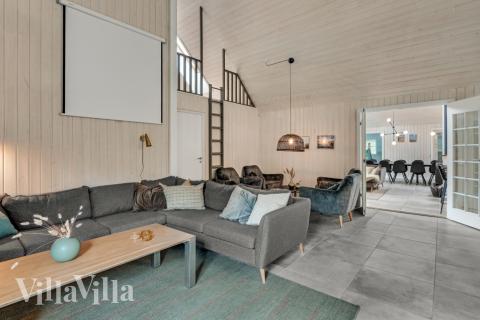 Das Haus verfügt über eine Leinwand und einen Projektor, die fest eingebaut sind. Damit ist es hervorragend für Firmenarrangements und Konferenzen geeignet. Natürlich gibt es im ganzen Haus auch eine drahtlose Internetverbindung