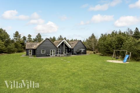 Grosses Luxusferienhaus mit Pool und Platz für 24 Personen im beliebten Ferienort Blaavand. 