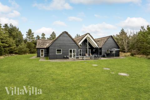 Die ganze Familie kann es sich auf der großen und teilweise überdachten Terrasse des Hauses gemütlich machen