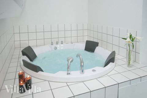 Im großen, hauseigenen Whirlpool können Sie die Seele baumeln lassen