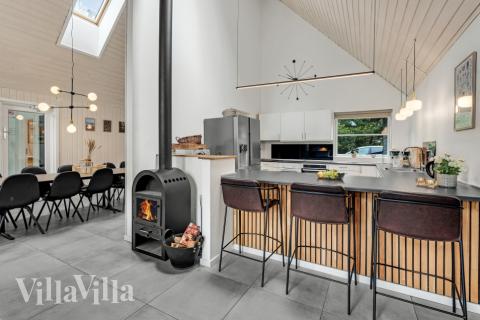 Der Kaminofen ist Nahe der Speiseplätze, der Sofagruppe und der Küche platziert und sorgt für ein wenig zusätzliche Wärme und Wohlgemut