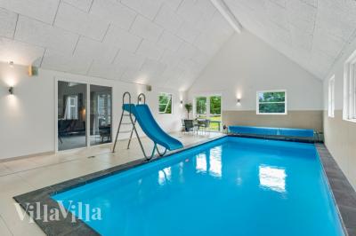 Das Ferienhaus 189 hat einen schicken Poolbereich mit Wasserrutsche, einem geräumigen, eingelassenen Whirlpool und einer Sauna.