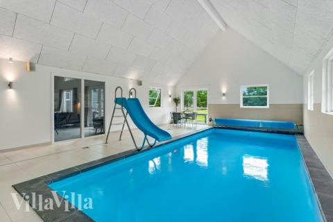 Das Ferienhaus 189 hat einen schicken Poolbereich mit Wasserrutsche, einem geräumigen, eingelassenen Whirlpool und einer Sauna.