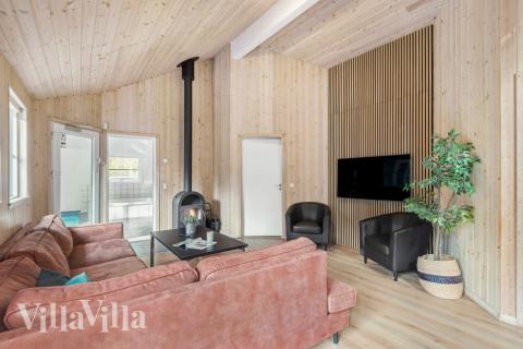 Die Couch im Luxusferienhaus Nr. 197 in Westjütland lädt zu Gesellschaftsspielen oder zu Kinoabenden ein.