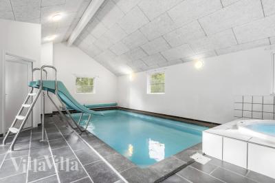 Das Ferienhaus 197 hat einen schicken Poolbereich mit Wasserrutsche, einem geräumigen, eingelassenen Whirlpool und einer Sauna.