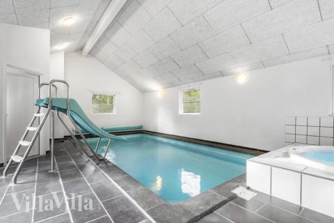 Das Ferienhaus 197 hat einen schicken Poolbereich mit Wasserrutsche, einem geräumigen, eingelassenen Whirlpool und einer Sauna.