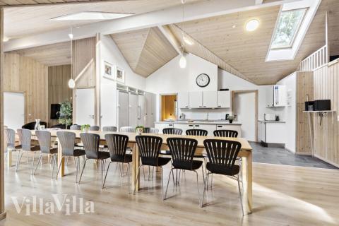 Der große, lichtdurchflutete Aufenthaltsraum im Luxusferienhaus Nr. 197 für 22.